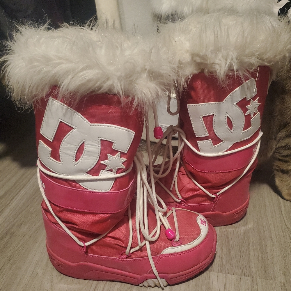 DC snow boots size Med. (6)